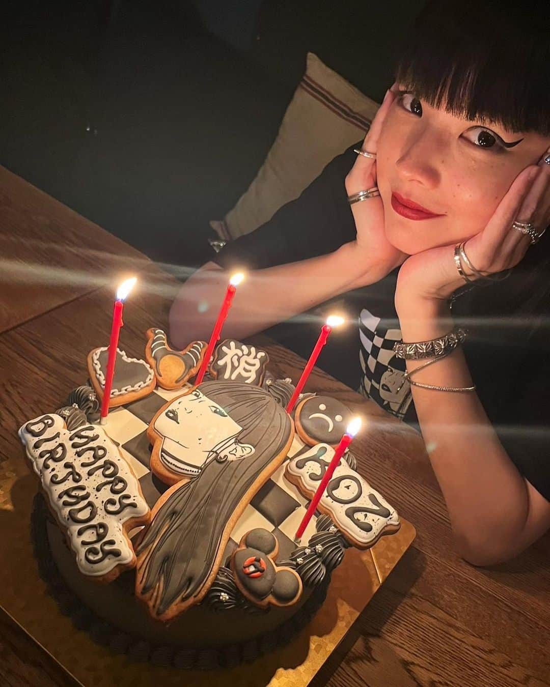 秋元梢さんのインスタグラム写真 - (秋元梢Instagram)「36歳になりました🥳🖤✌🏻 Thank you for the birthday wishes🙏🏻✨ 沢山のお祝いメッセージありがとうございました❤️ すでに幸せな時間沢山過ごせてるけど、感謝を忘れず、自分らしく、笑顔あふれる年になりますように😉💕 今年も楽しい事沢山するぞー🤪👊🏻❤️‍🔥 #36 #727 #🖤」7月30日 17時59分 - akimoto_kozue