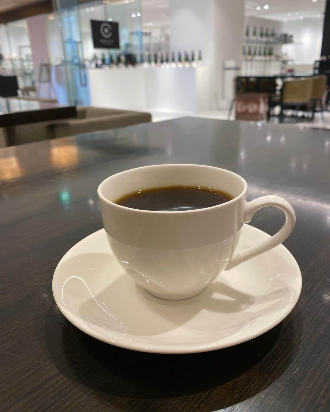 karen okajimaさんのインスタグラム写真 - (karen okajimaInstagram)「銀座カフェ☕✧ BARNEYS CAFE BY MI CAFETO 💓  お知り合いがしてるカフェで ずっと気になっててこの間初めて行けた✨ 珈琲がとにかく美味しい☕️  色んな種類があって、最高の 珈琲を沢山飲めちゃう✨ 私はその日のおすすめの珈琲と、 カフェラテも飲んでみた！！ どちらも美味しかったー🥰  店内も落ち着いた雰囲気でおしゃれだった🤍 また東京行った際は寄ろうっと🎶  BARNEYS CAFE BY MI CAFETO  東京都中央区銀座6-8-7 交詢ビル 3F 03-6263-8480 ［日～土］ 11:00-20:00（L.O. 19:00）  #BARNEYSCAFEBYMICAFETO  #バーニーズカフェバイミカフェート  #バーニーズカフェ #銀座カフェ #東京カフェ」7月30日 17時58分 - karenokajima0318