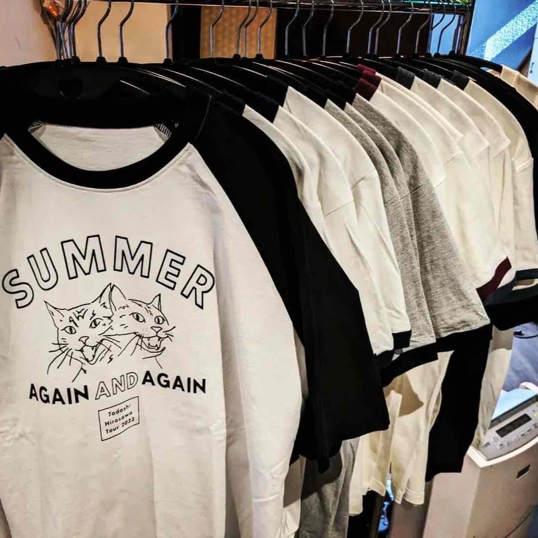 広沢タダシのインスタグラム：「※【夏は繰り返すTシャツ販売開始！】  東京公演を終えていい余韻の中、お知らせです。  「数が少ない！」とお叱りを受けたツアーTシャツの販売をオンラインショップで開始しました！  在庫がある商品と、予約制で少しお時間をいただく商品がありますが、一枚ずつ丁寧に作りますのでぜひご利用ください。 この夏はこのTシャツで！  オンラインショップからご注文ください↓ https://hirosawa.theshop.jp/」