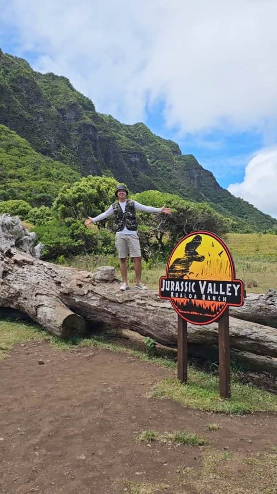 アイス・サランユーのインスタグラム：「Finally !! ในที่สุด !!ก็มาถึง!!👍 ที่ที่แฟนหนัง Jurassic อย่างเรา ใฝ่ฝัน🦖 #jurassicvalley สถานที่ถ่ายทำหนัง #jurassicworld  อยู่ที่ #kualoaranch #Hawaii #icesarunyuinhawaii  #icesarunyuaroundtheworld」
