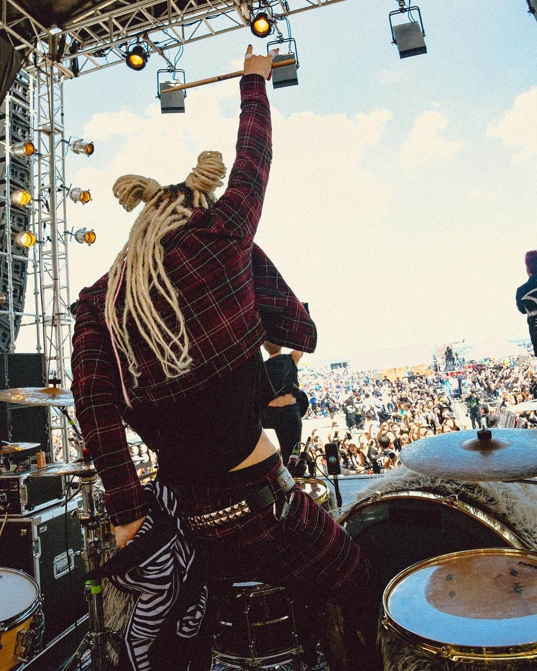 Tatsuya Amanoさんのインスタグラム写真 - (Tatsuya AmanoInstagram)「I had an incredible time at OGA NAMAHAGE ROCK FESTIVAL 2023🇯🇵 ⁡ また男鹿フェスで一体感を感じれて楽しかったし最高だったよ！ありがとう🔥 今日はナマハゲを表現したヘアスタイルにしてみました👹🤘 ⁡ Photo @shot.row  ⁡ #男鹿フェス2023 #ONRF」7月30日 17時56分 - tatsucrossfaith