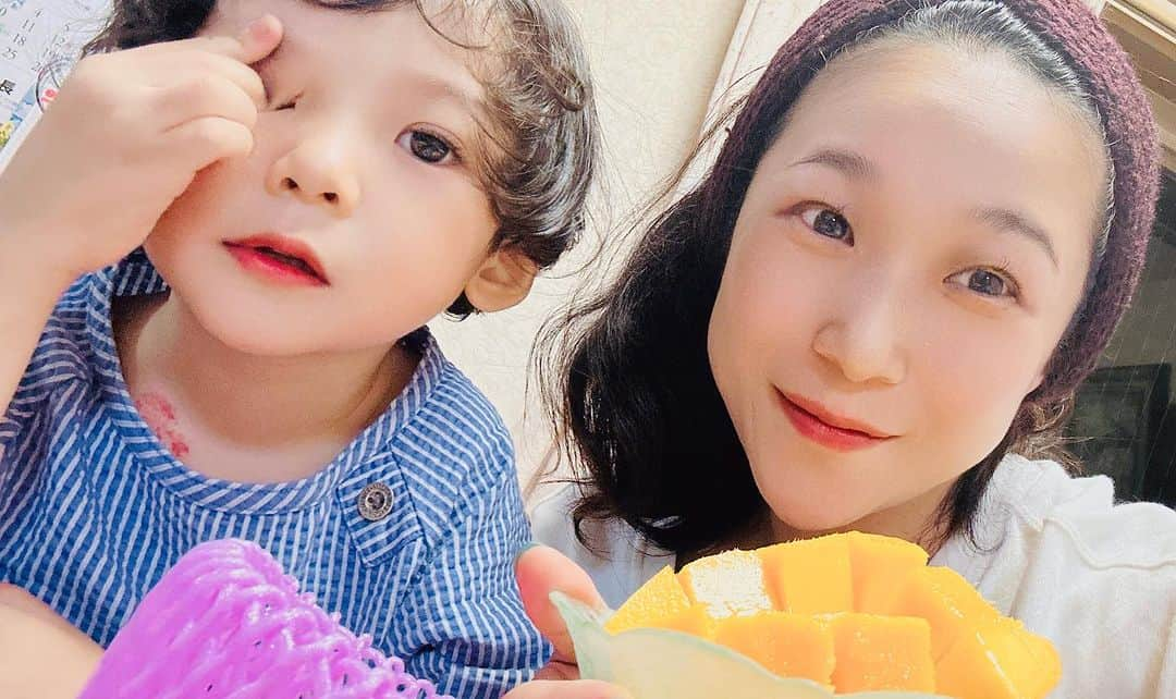 世手子さんのインスタグラム写真 - (世手子Instagram)「Okinawa feeling at home🥭 mango is sweet and delicious( ^ω^ ) nice summer vacation🌻✨✨ @oyoshifarm #大良農園 #マンゴー (^_^) 甘くて美味しい（＾ν＾） 実家で沖縄気分(≧∀≦) #楽しい夏休み  #ドタバタ育児  #二児のママ  #2児育児 #赤ちゃんのいる暮らし  #3歳男の子 #3歳差育児  #二児の母 #二児ママ  #ママシンガー  #二児育児 #2児ママ #2児のママ #赤ちゃんのいる生活」7月30日 18時06分 - rojide