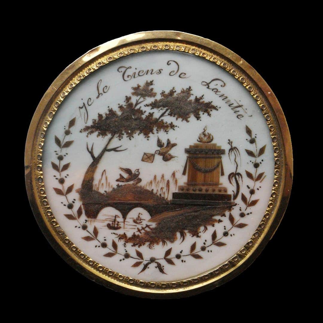 大英博物館のインスタグラム：「The sweet inscription on this box reads ‘I bring this in friendship’ 💕  Happy #InternationalDayOfFriendship 🤝 Tag someone you’re grateful for!  See if you can spot these symbols in the design…  ⛵ Two tiny boats  ❤ A flaming heart  🌿 A laurel wreath   💌 A letter  Though many of these symbols of love have stood the test of time, one 19th century feature is less popular these days – the delicate designs on this token were created by meticulously assembling strands of cut hair! ✂  🔎 Box with friendship dedication. Horn, gold, hair, and glass, from France, early 1800s.  #BritishMuseum #Friendship」