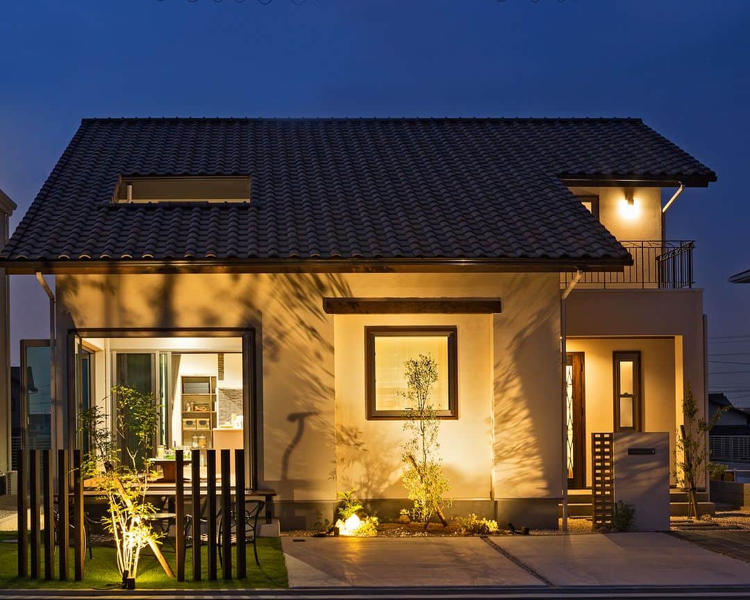 OKOCHI STYLE(香川県) さんのインスタグラム写真 - (OKOCHI STYLE(香川県) Instagram)「真似したい✨✨ パッと目を惹く外観デザイン集めました🏠  ーーーーーーーーー  香川県で木の家を建てる大河内工務店。 HPでは、施工事例を多数ご紹介しています。 家づくりをお考えの方は【フォトギャラリー】をご覧ください。  ーーーーーーーーー プロフィールからHPへ→ @okochi.komuten ーーーーーーーーー  街角リゾート木きん堂倶楽部のインスタもご覧ください(カフェ&ギャラリー情報)🌟  ーーーーーーーーー @mokkindo.cafe ーーーーーーーーー  #新築 #新築一戸建て #マイホーム #マイホーム計画 #インテリア #注文住宅 #かわいい家 #おしゃれな家 #かっこいい家 #家づくり #工務店だからつくれる家 #暮らしを楽しむ #大河内工務店 #自由設計 #木の家 #木の家づくり #自然素材の家 #香川イベント #香川の家 #香川県工務店 #外観」7月30日 18時00分 - okochi.komuten