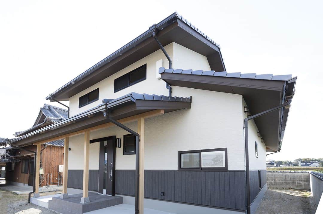 OKOCHI STYLE(香川県) さんのインスタグラム写真 - (OKOCHI STYLE(香川県) Instagram)「真似したい✨✨ パッと目を惹く外観デザイン集めました🏠  ーーーーーーーーー  香川県で木の家を建てる大河内工務店。 HPでは、施工事例を多数ご紹介しています。 家づくりをお考えの方は【フォトギャラリー】をご覧ください。  ーーーーーーーーー プロフィールからHPへ→ @okochi.komuten ーーーーーーーーー  街角リゾート木きん堂倶楽部のインスタもご覧ください(カフェ&ギャラリー情報)🌟  ーーーーーーーーー @mokkindo.cafe ーーーーーーーーー  #新築 #新築一戸建て #マイホーム #マイホーム計画 #インテリア #注文住宅 #かわいい家 #おしゃれな家 #かっこいい家 #家づくり #工務店だからつくれる家 #暮らしを楽しむ #大河内工務店 #自由設計 #木の家 #木の家づくり #自然素材の家 #香川イベント #香川の家 #香川県工務店 #外観」7月30日 18時00分 - okochi.komuten