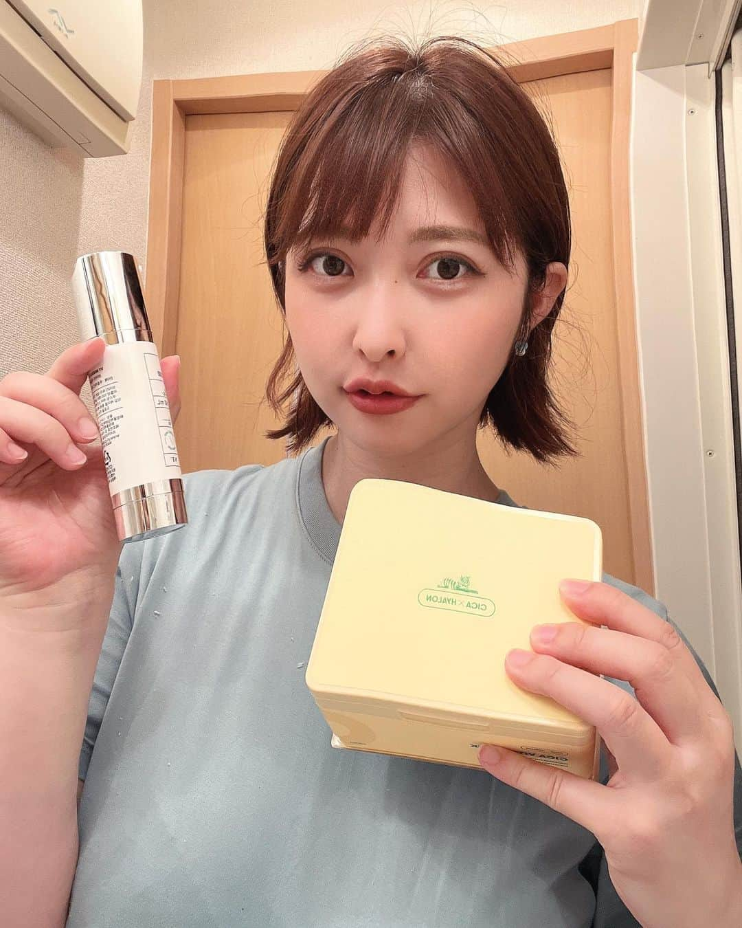 雨宮奈生さんのインスタグラム写真 - (雨宮奈生Instagram)「夏の紫外線に負けそうになる時期だからこそうるツヤ肌美肌でいたいと思う毎日🥹 VTさんにご連絡をもらって日差しに負けない美肌作りラインナップをご紹介いただきました！  シカのマスクは緑が大好きでいつもお世話になってて、今回は黄色💛 シートがうすくて肌にぴったり密着するし、ビタミンCなのにパサつかずすごく潤う！  リードルショット300は美容成分の吸収を手伝うスキンブースターなんだって！ とろっとしてるのに肌に乗せると少しチクチクする不思議な感覚…でもチクチクなのに痛くないの！  翌朝起きたら顔色が良くなった気がする😂 日焼け止めもするする伸びてった！ 継続してうるうるのお肌になりたいな🤍  使い方は洗顔後 リードルショット→化粧水→マスク→クリーム がいいみたいだよ🩵  ※背景ゆがんでます😂  #PR #VT肌レスキュー隊 #リードルショット #VTリードル正直レビュー #ダーマペン美容液  #シカバイタル #ビタミンコスメ #美肌ケア #美白ケア  #今日のスキンケア #毛穴ケア #1日1CICA #VTコスメ」7月30日 18時02分 - naoamamiya