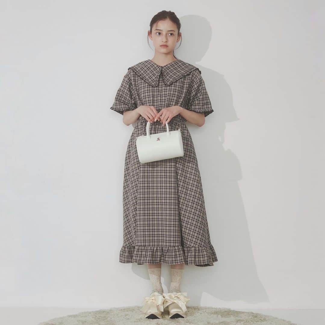 merry jennyのインスタグラム：「【new item 2buy10%OFF＆p×10】 ㅤㅤㅤㅤㅤㅤㅤㅤㅤㅤㅤㅤㅤ 7/28(fri) 12:00 〜 8/1(thu) 23:59 official web store RUNWAY channel にて new item 2buy 10%OFFを開催中‼︎ さらに！  point up×10！！  topのURLから⇨  @merryjenny_instagram  ぜひcheckして下さいね！  〇 bigチェックフリルカラーワンピース col : brown / red / black  ¥9,900 (tax in)  #merryjenny #メリージェニー  #2023aw #dreamwell #autumn」