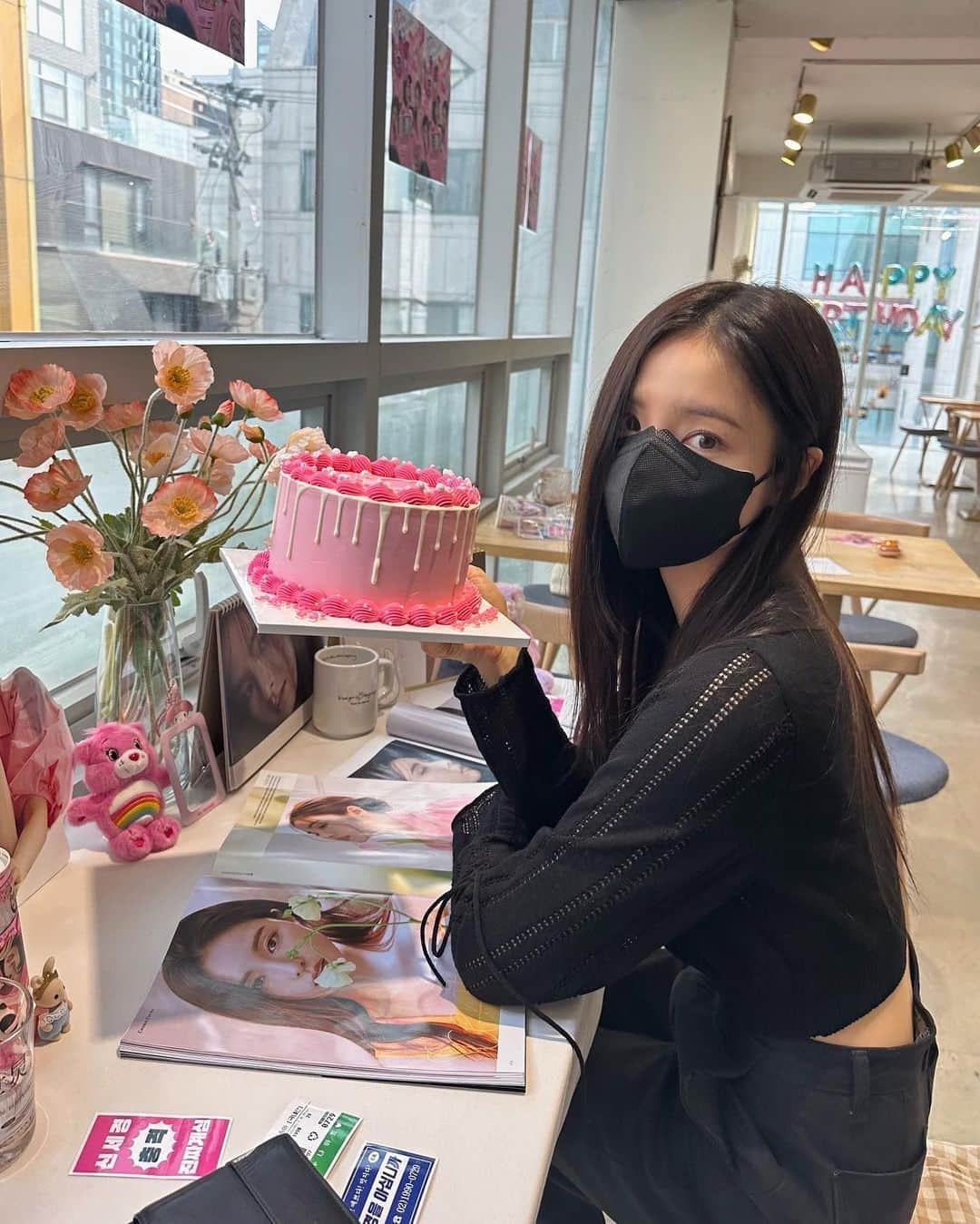 シン・セギョンのインスタグラム：「생일 카페🫶🏼💕😌✨💝」