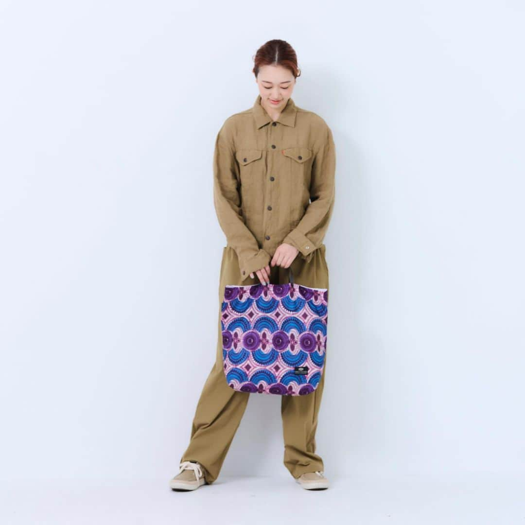 バッグンナウンのインスタグラム：「・ NYLON PACK 'AFRICA' ¥11,000-  col. AFRICA  代表作のTOOLBAGから アフリカンバティックを転写プリントした ユニークなアイテム、 'AFRICA'シリーズが登場しました🆕  裏地とコンビカラーのナイロンに レザーの持ち手を配したトートバックです。 アウターやマフラーをがさっと入れておいたり、 折りたたんでショッピングバッグとしてカバンに忍ばしたりと、 1つ持っていると助かるアイテムです。  #bagnnoun #バッグンナウン  #necessaryorunnecessary  #mamborama #madeinjapan #日本製 #bag #バッグ #newarrivals」