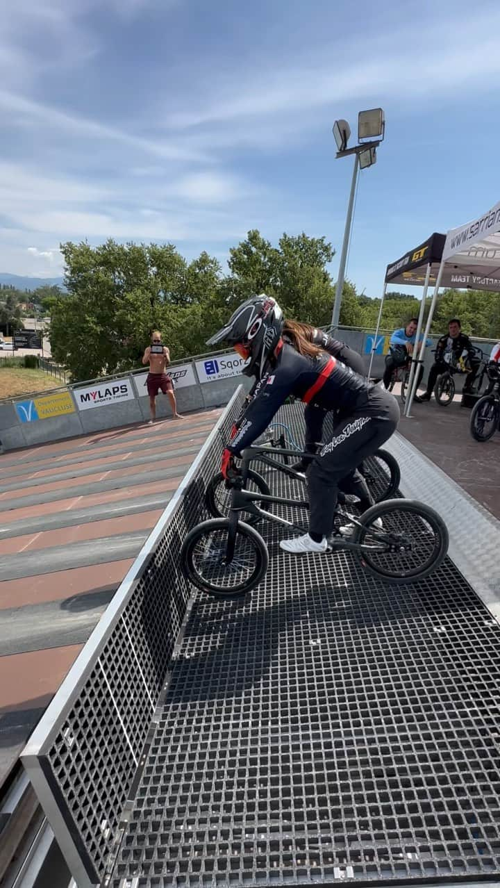 丹野夏波のインスタグラム：「Random clips from training in @bmxsarrians   フランスでのトレーニングに戻ってきました！ 暑いけど良い練習ができてます👌  #弱虫ペダルサイクリングチーム #irctire #イノアックリビング #wiawis #oakley #maviccycling #kmcchain #troyleedesigns #wakos #agressivedesign #bmxshopcave」