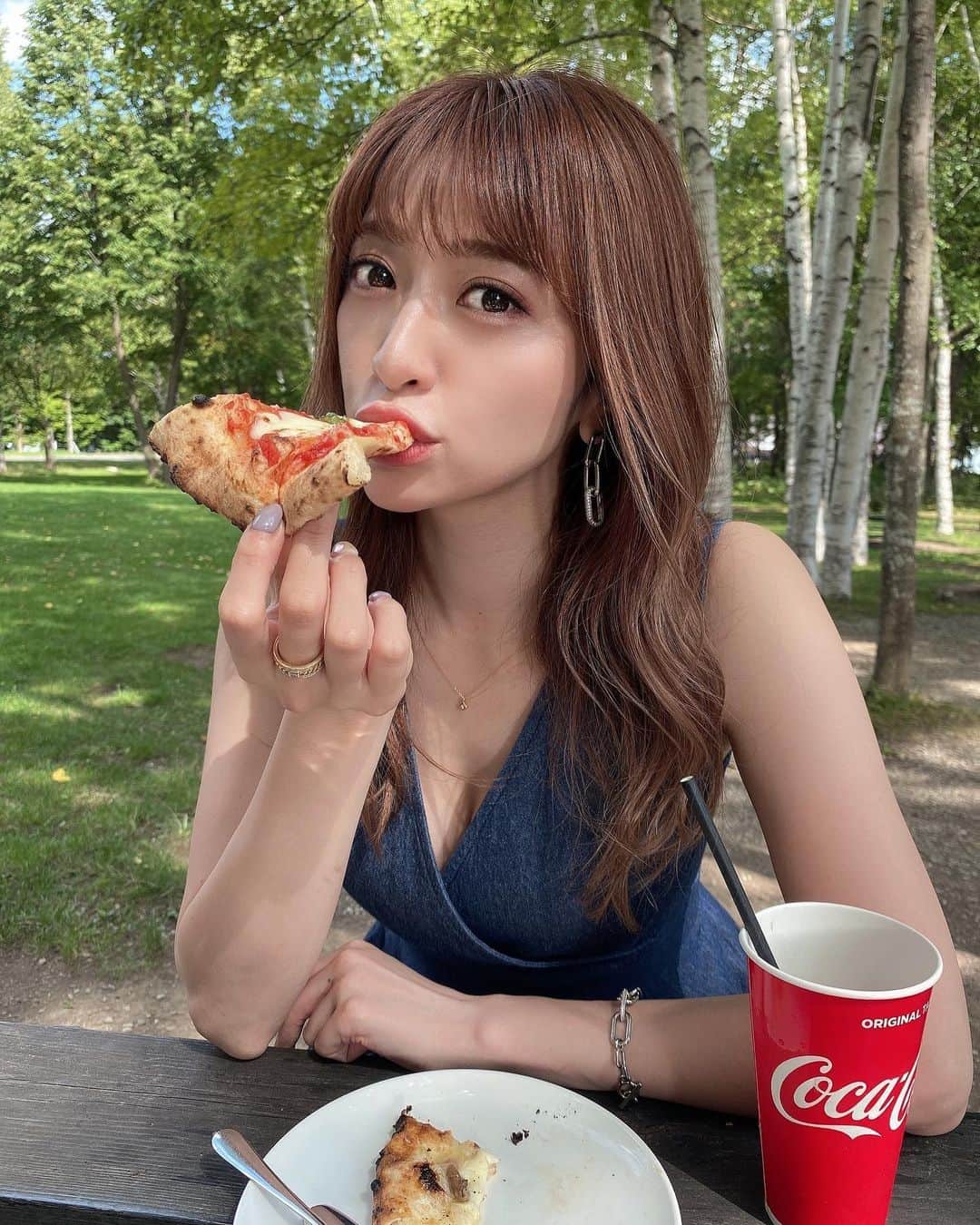 新部宏美さんのインスタグラム写真 - (新部宏美Instagram)「富良野チーズ工房 ピッツァ工房🍕  写真整理してたら載せてない写真がたくさんあったので🤭 また北海道旅行いきたいなぁ🎵  ラベンダー畑に行きたくて計画した富良野旅行🪻🪻🪻  しかし私たちが行った時にはすべて刈り取られた後だったの…🥹🌱 今年も間に合わないかなあ？ いつか見たい🥹」7月30日 18時09分 - piromin_1202