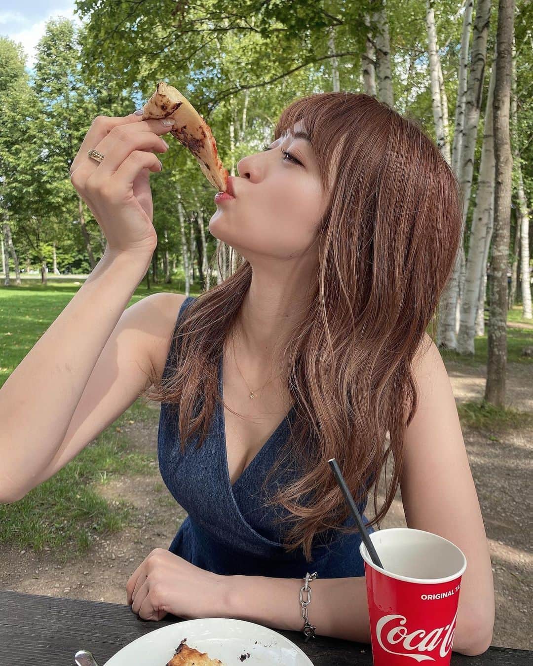 新部宏美のインスタグラム：「富良野チーズ工房 ピッツァ工房🍕  写真整理してたら載せてない写真がたくさんあったので🤭 また北海道旅行いきたいなぁ🎵  ラベンダー畑に行きたくて計画した富良野旅行🪻🪻🪻  しかし私たちが行った時にはすべて刈り取られた後だったの…🥹🌱 今年も間に合わないかなあ？ いつか見たい🥹」