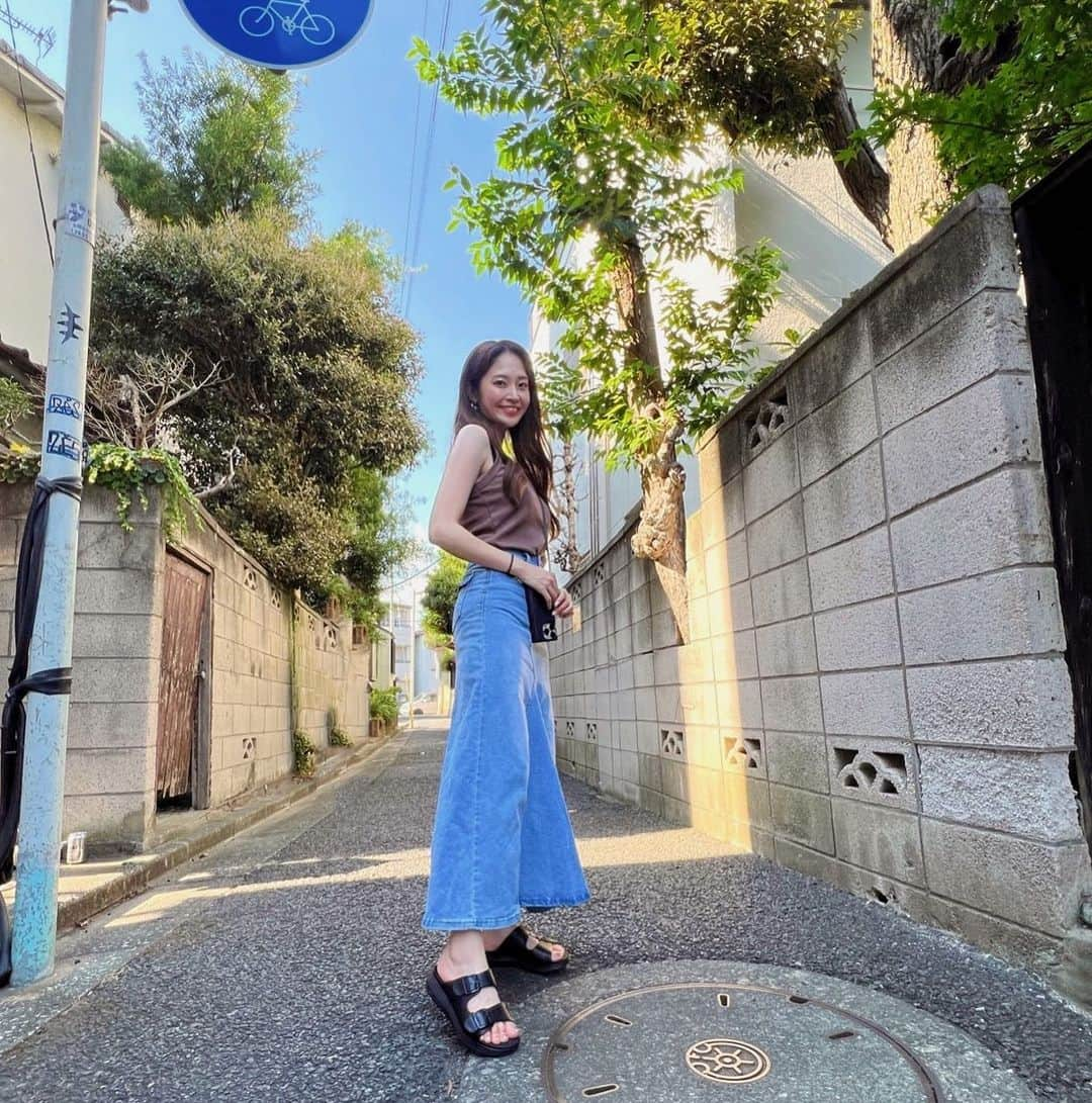 宮脇詩音さんのインスタグラム写真 - (宮脇詩音Instagram)「驚くほど暑い日が続きますね🥵☀️ 最近の夏コーデ☀️ さらっと着れるタンクトップにデニムスカート、そして足元にはサッと履けるスリッポンタイプのサンダル @acurez_official  これ本当に足裏へのフィット感が半端ない👌 どんなスタイルにも合うサンダルはこの夏大活躍しかしなさそう✌️✨私のイチオシサンダル✌️  #acurez #acurez_official #アキュアーズ #アシックス商事 #サンダル #pr」7月30日 18時09分 - miyawaki_shion