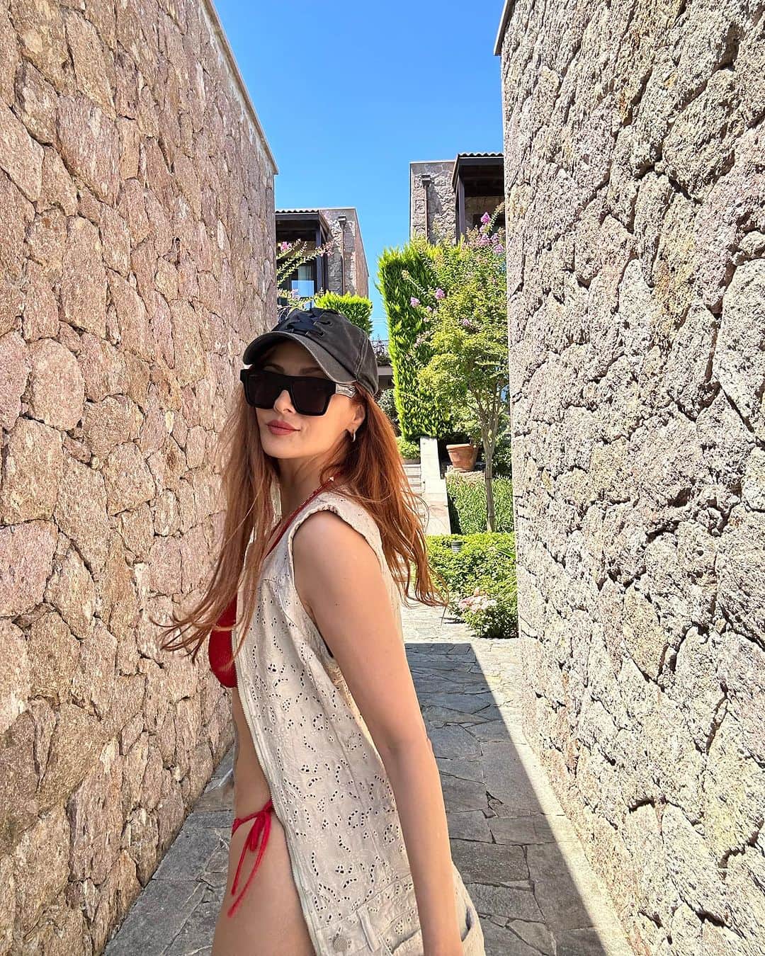Mine Tugayのインスタグラム：「Yaz🌸🌿」