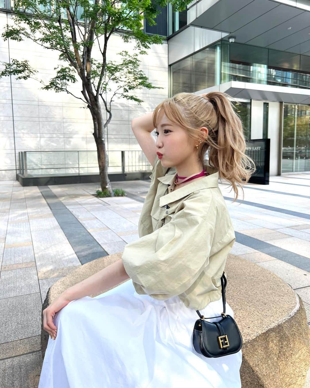 のインスタグラム：「.  FENDI C’mon🪐 バッグの中身はなんでしょう☺︎  @fendi  #FendiFM23 #PR」