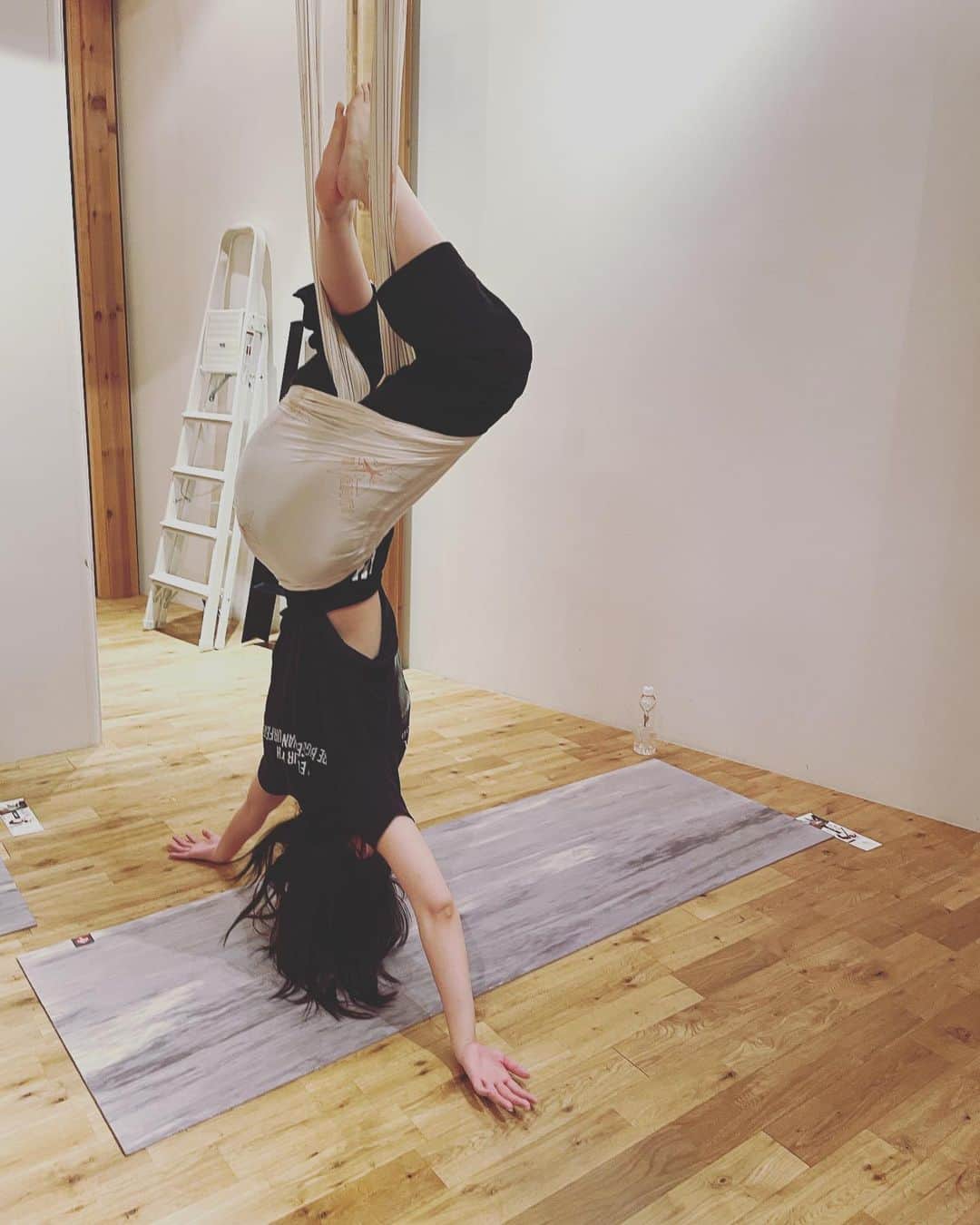 大崎菜々子さんのインスタグラム写真 - (大崎菜々子Instagram)「・ NY発祥のハンモックを使用するAntiGravity®Fitnessを体験してきました🤸‍♀️  ハンモックを使用した「反重力フィットネス」で、ハンモックを使用し空中で動く不思議な感覚の体験でした😳  代表的な逆さのポーズでは、自重と重力で骨と骨の間が自然に開き伸ばされて、腰痛の軽減や内臓器官のリフレッシュ、アンチエイジングなどに効果が期待できるみたい✨️  次の日筋肉痛になったけど、スッキリした〜*⸜(* ॑꒳ ॑* )⸝*  PR @navi_jiyugaoka #空中フィットネス #ハンモックフィットネス #自由が丘フィットネス #自由が丘ヨガ #自由が丘ピラティス #自由が丘ジム #東京フィットネス」7月30日 18時19分 - nanako_19970411
