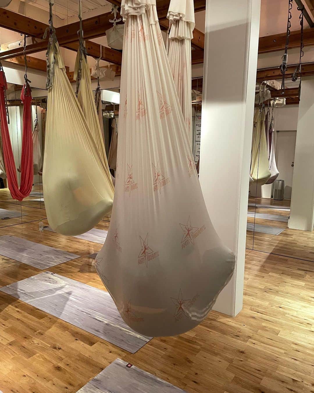 大崎菜々子さんのインスタグラム写真 - (大崎菜々子Instagram)「・ NY発祥のハンモックを使用するAntiGravity®Fitnessを体験してきました🤸‍♀️  ハンモックを使用した「反重力フィットネス」で、ハンモックを使用し空中で動く不思議な感覚の体験でした😳  代表的な逆さのポーズでは、自重と重力で骨と骨の間が自然に開き伸ばされて、腰痛の軽減や内臓器官のリフレッシュ、アンチエイジングなどに効果が期待できるみたい✨️  次の日筋肉痛になったけど、スッキリした〜*⸜(* ॑꒳ ॑* )⸝*  PR @navi_jiyugaoka #空中フィットネス #ハンモックフィットネス #自由が丘フィットネス #自由が丘ヨガ #自由が丘ピラティス #自由が丘ジム #東京フィットネス」7月30日 18時19分 - nanako_19970411