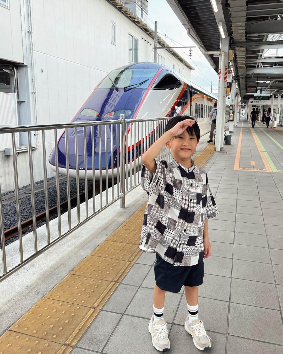 宮崎真梨子さんのインスタグラム写真 - (宮崎真梨子Instagram)「… #夏休み旅行  仙台と福島に行ってきました。 初日は、仙台から仙山線に乗って山形駅へ🚉 乗り鉄息子は、ローカル線に乗るのをとても楽しみにしていたので、片道1時間半もありましたが凄く楽しんでました👦 ∵ 山形駅では新幹線も見に行って、息子が一番好きな、シルバーカラーのつばさの壁の前で記念撮影📷  新型車両E8系も気になるけど、シルバーカラーの山形新幹線乗ってみたい🩶 ∵ #夏休みの思い出 #山形駅 #山形新幹線 #山形新幹線つばさ #仙山線 #子鉄活動」7月30日 18時19分 - miyamari92