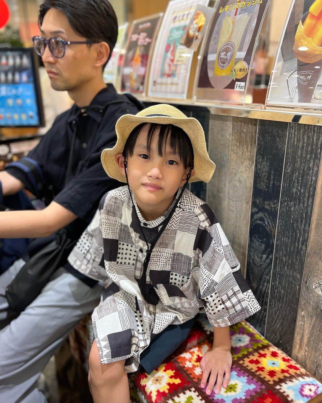 宮崎真梨子さんのインスタグラム写真 - (宮崎真梨子Instagram)「… #夏休み旅行  仙台と福島に行ってきました。 初日は、仙台から仙山線に乗って山形駅へ🚉 乗り鉄息子は、ローカル線に乗るのをとても楽しみにしていたので、片道1時間半もありましたが凄く楽しんでました👦 ∵ 山形駅では新幹線も見に行って、息子が一番好きな、シルバーカラーのつばさの壁の前で記念撮影📷  新型車両E8系も気になるけど、シルバーカラーの山形新幹線乗ってみたい🩶 ∵ #夏休みの思い出 #山形駅 #山形新幹線 #山形新幹線つばさ #仙山線 #子鉄活動」7月30日 18時19分 - miyamari92
