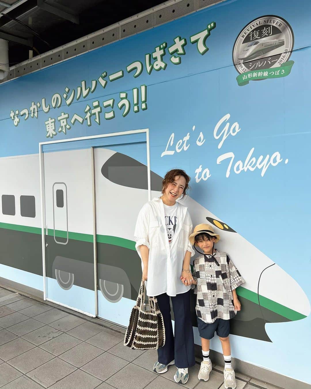 宮崎真梨子のインスタグラム：「… #夏休み旅行  仙台と福島に行ってきました。 初日は、仙台から仙山線に乗って山形駅へ🚉 乗り鉄息子は、ローカル線に乗るのをとても楽しみにしていたので、片道1時間半もありましたが凄く楽しんでました👦 ∵ 山形駅では新幹線も見に行って、息子が一番好きな、シルバーカラーのつばさの壁の前で記念撮影📷  新型車両E8系も気になるけど、シルバーカラーの山形新幹線乗ってみたい🩶 ∵ #夏休みの思い出 #山形駅 #山形新幹線 #山形新幹線つばさ #仙山線 #子鉄活動」