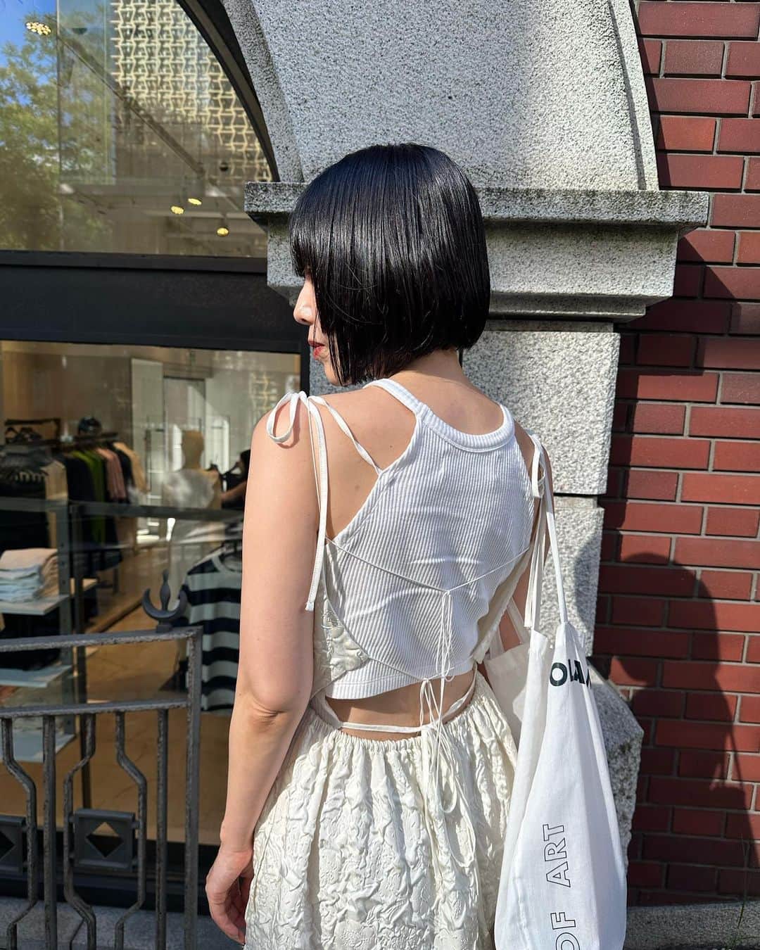 簑島三佳のインスタグラム：「久々のボブ！ 嬉しい♡  暑くて長いの辛かった☀️  アイロンしなくてもストレートになるよう 私のワガママヘアを扱いやすいように神カットしてくれました✨  いつもありがとうございます！ @cos____   #にしてもトップスの背もたれジワがひどいw  パパとのプールデートを断って 私の付き添いをしたチビ @lily.gooddays   最近のお気に入りの本は #魔法ものがたり  @honeymihoney_official  #HONEYMIHONEY  @norahairsalon」