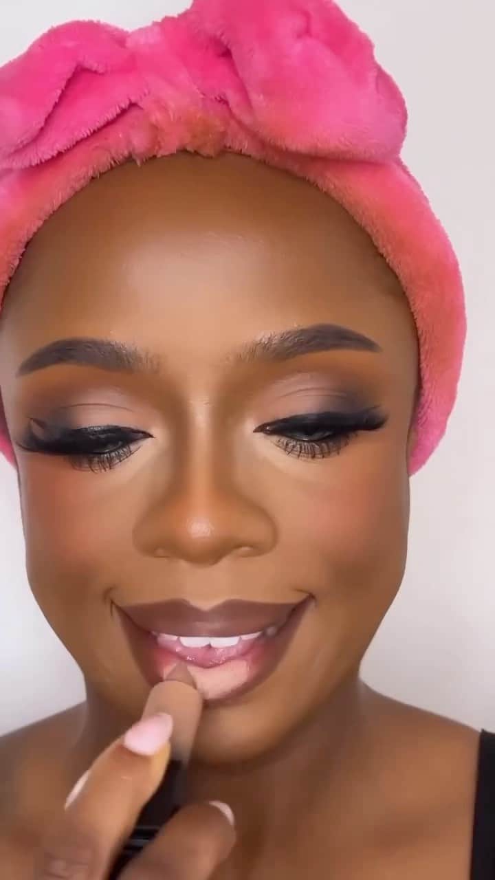 Huda Kattanのインスタグラム：「Looking for a new lip combo? 💋💥  Try @jvanityxo’s knockout duo:  ✨ Line your lips with Lip Contour 2.0 in Rich Brown  ✨ Top off with the ultra-smooth Power Bullet Matte Lipstick in Staycation   What do you guys think? Fire or FIRE? 🔥」