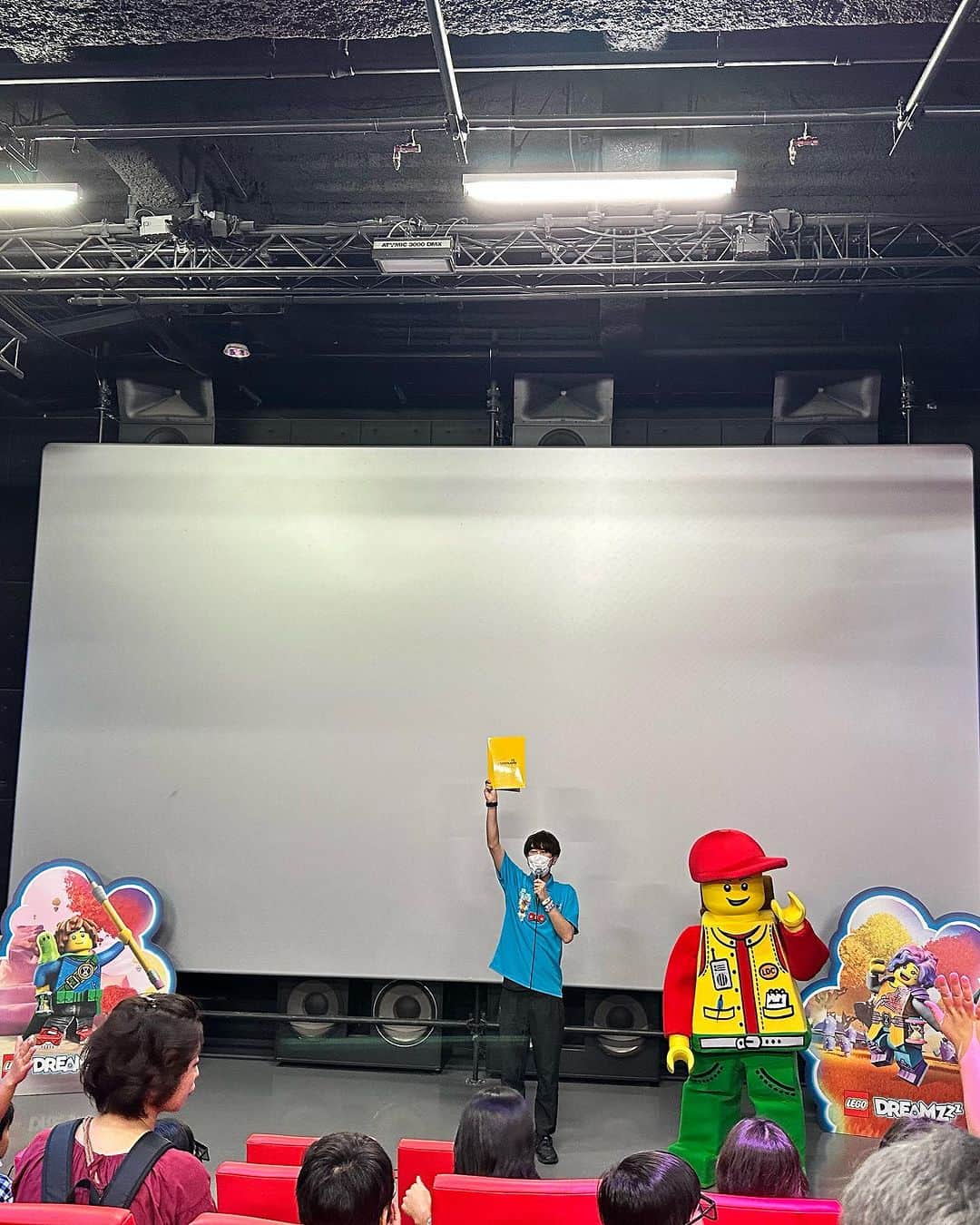 細田阿也さんのインスタグラム写真 - (細田阿也Instagram)「レゴ®ドリームズ ローンチ記念イベント  #レゴグループ @lego @legojapan_official から #レゴドリームズ という、 夢に着想を得た新しいアニメシリーズが発表され  @ldctokyo  #レゴランドディスカバリーセンター東京 にて アニメをテーマにしたイベントが8/1より開催！  先行体験会を実施され  4Dシネマでレゴ®ドリームズの映画が鑑賞でき  ライトや舞う風など さらに進化した五感を刺激されるワクワク体験や  #マスターモデルビルダー @keichanlego けいちゃんさんによるスペシャルレゴワークショップに参加したり、  #マスターモデルビルダー であり お笑いもされているという @bfkuronuma まっこんさんこと 黒沼さんによる楽しき抽選会も！  LEGO の中で軟体に動く可愛らしさにメロメロの新キャラ #ジーブロブ も登場😆  お声がけ頂いた妙子さんにもお気配り頂きながら囁きつつ ♡  次男の楽しい時間を過ごすことができ #レゴランドディスカバリーセンター　 夏休み中にまた友達と行きたいね✨と 大満喫させて頂きました！  #レゴグループグローバル調査　では 夢を見ているときにポジティブな感情になり 楽しい夢を見た日は想像力が高まりアイデアが浮かぶというリサーチも♡  会場にはパジャマ姿の可愛いキッズたちもたくさん駆けつけていました！  新しいアニメやLEGO展開も楽しみが広がり LEGO好きにはたまらないステキな時間を過ごさせて頂きました❤️  #ldctokyo」7月30日 18時33分 - hosodaaya