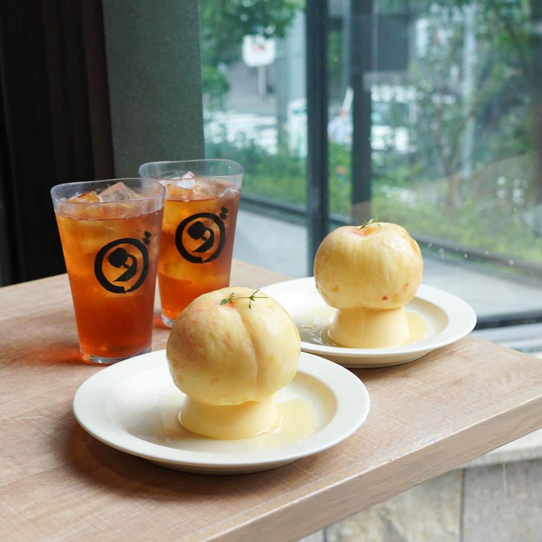 Aiのインスタグラム：「. 𖠿ダカフェ恵比寿 ⁡ 愛知県発の八百屋さんが営む 旬の果物が楽しめるカフェ𖠚ᐝ ⁡ 𓂃𓈒𓏸 menu 𓂃𓈒𓏸 ■ぷ桃／1,000円 　※夏季限定 ■アイスティー／715円 ⁡ 桃を丸ごとプリンにのっけた「ぷ桃」 ⁡ 八百屋さんが営むだけあって 桃は大きく肉厚でジューシー♡ 香りも甘さも最高で美味しかったなぁ♡♡ ⁡ プリンはクラシックとレモン味が選べて 今回は「レモン」をオーダー 甘さは控えめで、さっぱり食べられるから 夏にも桃にもぴったりでした♪ ⁡ 6:30から営業されていますが 「ぷ桃」は11時からの販売なので 行かれる際はご注意下さい♩ ⁡ ˳◌* ┈ ┈ ┈ ┈ ┈ ┈ ┈ *◌˳ ⁡ Shop ダカフェ恵比寿 ⁡ Address 東京都渋谷区恵比寿南３丁目１１−２５  プリンススマートイン恵比寿 1F ⁡ ˳◌* ┈ ┈ ┈ ┈ ┈ ┈ ┈ *◌˳ ⁡ #恵比寿カフェ #恵比寿グルメ #ダカフェ #ダカフェ恵比寿 #桃 #桃活 #プリン #プリン部 #カフェ巡り #カフェ部 #カフェ #東京カフェ #東京グルメ #東京ランチ #カフェスタグラム #cafestagram #instafood #tokyo #tokyofoodie」