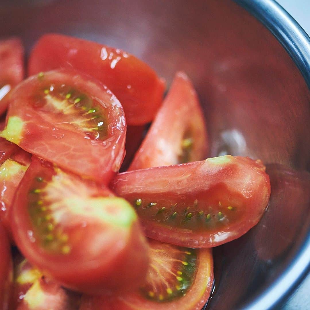 中川政七商店さんのインスタグラム写真 - (中川政七商店Instagram)「「旬のひと皿、夏のトマト。」  もうすぐ夏。たっぷり太陽の光を浴びた 夏野菜が美味しい季節です。 この「旬のひと皿」の連載、 初めてのひと皿で扱う食材は「トマト」にしました。 そのままでも食べられるし、 焼いても煮ても万能！優秀〜！なトマト。  今回ご紹介するひと皿は、 気負わず作れてほぼ火も使わない、 あっという間にできる「トマトのはちみつマリネ」です。 レシピでは大玉トマトを使っていますが、 ミニトマトもおすすめです。 さっぱりしているので、食欲のない日でも パクパク食べられそうです。  ■材料：トマトのはちみつマリネ トマト…2個（お好きなトマトと、お好きな量で） はちみつ…大さじ1杯 塩…2つまみ 赤ワインビネガー（または、りんご酢でも）…大さじ1杯 オリーブオイル…大さじ2杯  ■材料：夏野菜のきまぐれサラダ お好みの野菜（今回はきゅうりと蒸したトウモロコシ） パセリ（または青じそなどのお好みのハーブ） 卵 クミン（なくてもOK） 塩 パルメザンチーズ パセリ ※詳しいレシピは、ストーリーズのリンクよりどうぞ。  ▶RIN＆CO． 越前硬漆 平椀（INDIGO 02）／￥4,950 ▶中川政七商店 小鹿田焼の平皿／￥4,290  🦌お買い物はプロフィールリンクより @nakagawamasa7  ． 日本の工芸が教えてくれる 暮らしかた、生きかた。  Japan’s kogei. Teaching us how to live how to be. ．  #中川政七商店 #工芸 #暮らしの道具 #nakagawamasashichi #暮らしを楽しむ #暮らし #レシピ #夏野菜レシピ #トマトレシピ #日々の暮らし #トマト」7月30日 18時30分 - nakagawamasa7