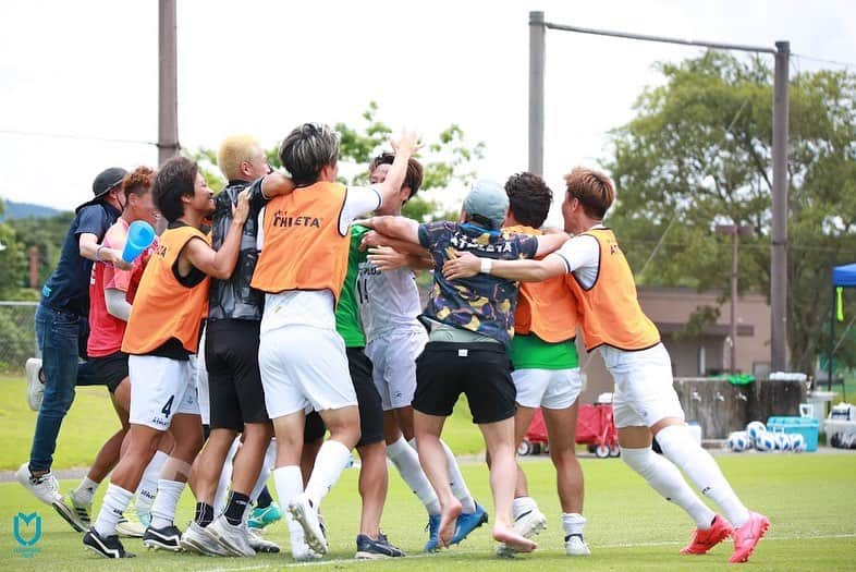 鮫島晃太さんのインスタグラム写真 - (鮫島晃太Instagram)「VSジェイリースFC 2-0 都農町から沢山応援に駆けつけてくれて、今回メンバーに入れなかった悔しい思いをしながらも沢山声出して応援してくれたチームメイト皆んなが１つになって戦って勝ち取った勝利！ リーグ戦も残り2試合。 必ず勝って九州チャンピオンになってJFL昇格します！ みんな最高！！！ #ヴェロスクロノス都農」7月30日 18時30分 - kotaaaa16