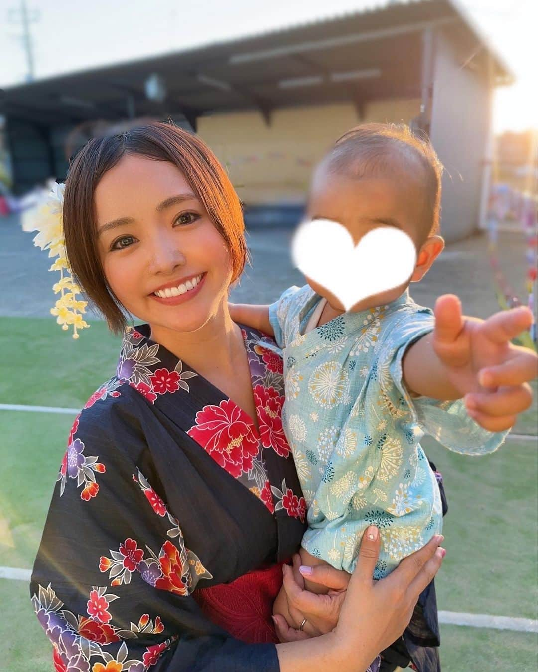 ゆうかのインスタグラム：「夏祭り🌻🩷私も子供達もみんな浴衣と甚平着ました😊♥️ . 久々にたくさん写真撮ってもらえたよ〜〜😂✨ . 娘はオープニング挨拶がんばった！ 楽しかった！🥹🩷 . 楽天ルームに浴衣や甚平など記録し始めたから、見てみてね🎵ベビーグッズのハイライトに載せてるよ♡ . #夏祭り #サマーフェスティバル  #浴衣女子 #浴衣コーデ #浴衣ヘア #浴衣 #甚平ベビー #甚平キッズ #甚平 #アラサーママ#3児ママ #3児のママ #3児の母 #10歳差兄弟 #男の子ママ #男の子コーデ #男の子baby #赤ちゃんのいる暮らし #アラサーママコーデ #ママコーディネート #ママコーデ」