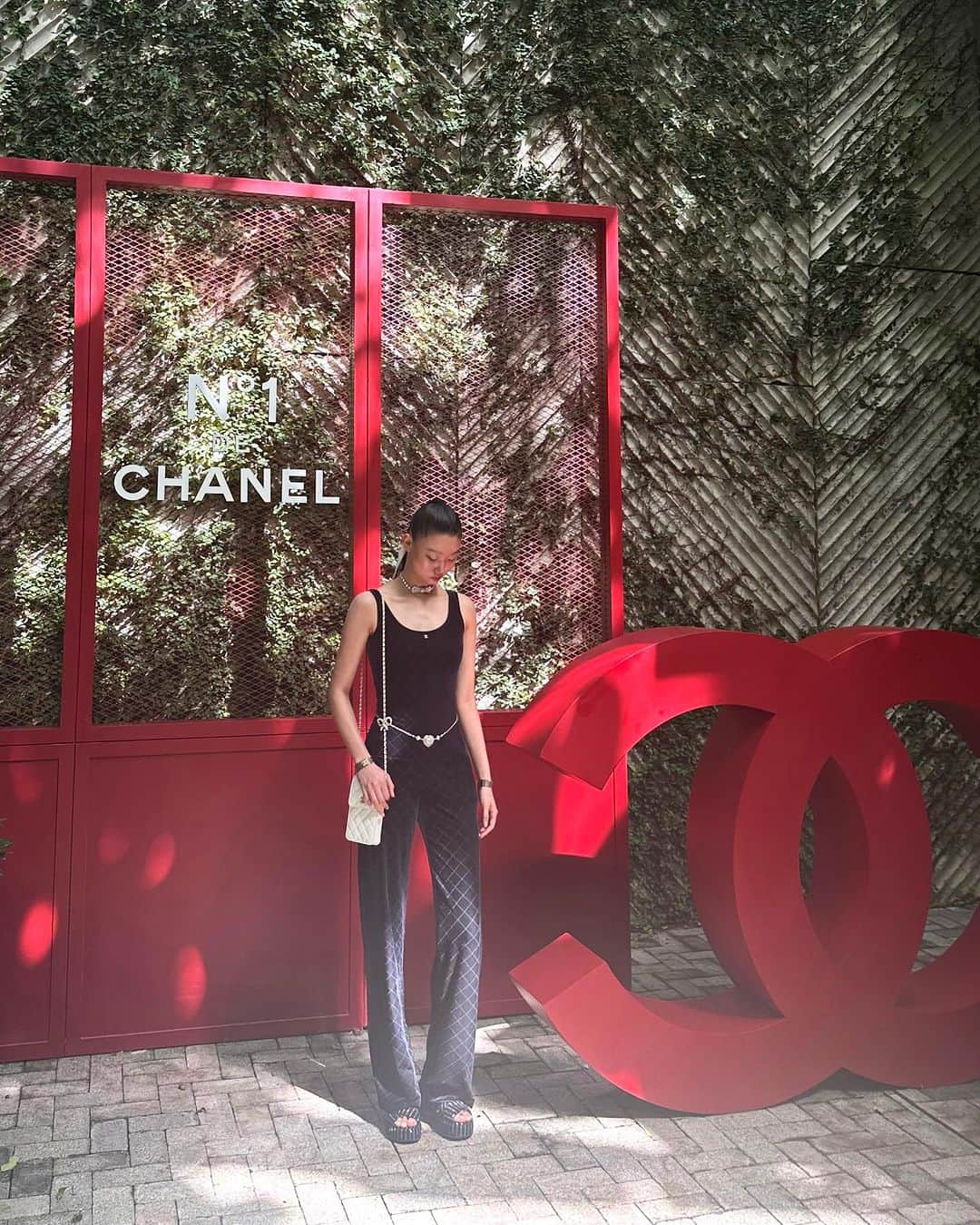 ペ・ユニョンのインスタグラム：「#광고  My N1 de Chanel Diary in Phuket 🌺♥️ #MyN1deCHANELDiary #N1DECHANEL  #레드까멜리아세럼 @chanel.beauty.korea」