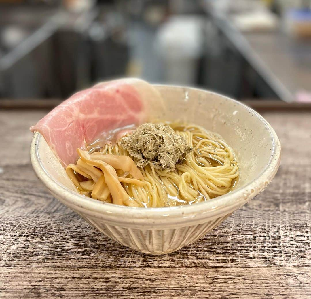 無化調ラーメン「ゆきふじ」のインスタグラム：「『塩ラーメン』  あまりお店側で推してないのもありますが、 個人的にはつけ麺に負けていないポテンシャルだと思います。  実は2名様以上で両方を頼まれた際は、ほぼ塩ラーメンから出しています。 理由はシェアされた際に繊細なものから召し上がっていただきたいからです。 （本当はシェアしてほしくない）  温度帯によって、感じる出汁の旨味が変わり、途中でつけ麺を食べてしまうと、ただただ残念です。  最後の一口の後に水を飲まなければ、口の中の旨味の余韻はしばらく続くでしょう。  #塩ラーメン」