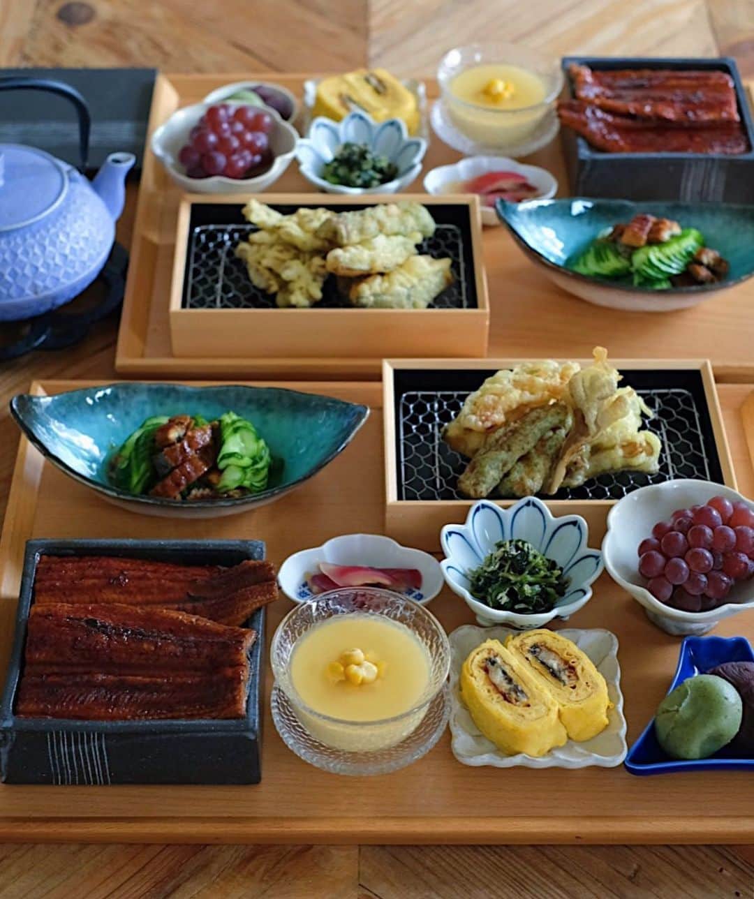 YASUKO TAKESUEのインスタグラム：「. こんばんは☺️💕. 今日の晩ごはん… . .  ⭐️土用の丑の日 うなぎ御膳. ✔️鰻重 ✔️うざく ✔️う巻き ✔️舞茸とかぼちゃの天麩羅 ✔️とうもろこしの冷製茶碗蒸し ✔️ほうれん草しらす和え ✔️茗荷の甘酢漬け ✔️和菓子 ✔️デラウェア . . .  #晩ごはん#晩御飯#晩ご飯#夜ごはん#よるごはん#夕食#おうちご飯#うちご飯#おうちご飯lover#おうちご飯記録#食卓#手料理#手作りご飯#料理写真#器好き#器集め#献立#food#foodpic#foodstagram#foodphotography#followme#instagood」