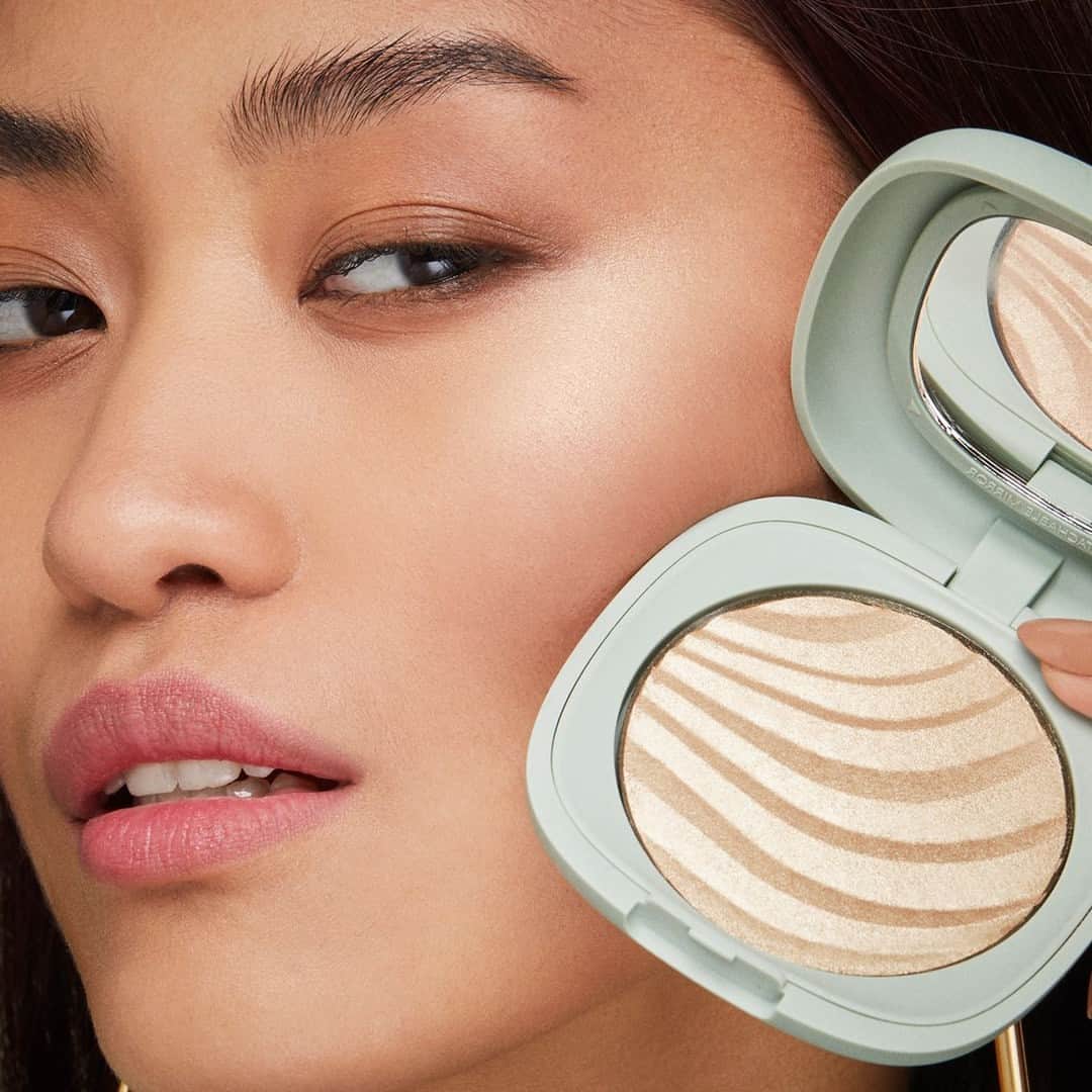 KIKO MILANOさんのインスタグラム写真 - (KIKO MILANOInstagram)「Experience the ultimate radiance with our new #KIKOBalance Glow Boost Powder Highlighter 🌟💖 Enriched with soothing marigold extract and nourishing soybean oil, its soft powder texture blends seamlessly onto the skin 💫💕 ⁣ ⁣ Soft Touch Compact Foundation 03 - Radiance Boost Concealer 03 - Glow Boost Powder Highlighter 01⁣」7月30日 18時40分 - kikomilano
