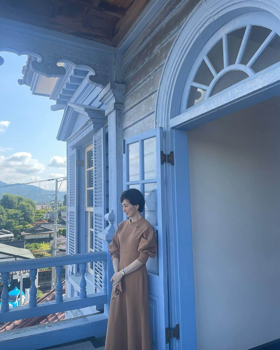 塩田真弓のインスタグラム：「Guess where I was! ヤマガタタビ記録つづき ルネサンス様式を取り入れた鶴岡警察署 明治の豊かさはここでも  鳥居を⛩️くぐると石階段が続く 出羽三山神社 山岳信仰の厳かさを垣間見ることができました Grandpa Treeには思わず😊スマイルに  このまま羽黒山の山頂まで行きたかったな (クルマで行けたのに！！)  庄内平野の夕景が美しく 酒田市のお寿司と明治から続く老舗和菓子店の クオリティーに舌を巻き  濃いヤマガタタビを終えたのでした  #山形　#yamagata #dewasanzanshrine #granpatree #tsuruokapolice #tsuruokacity #sakatacity #shonaiplain #sunset #shonaisunset」