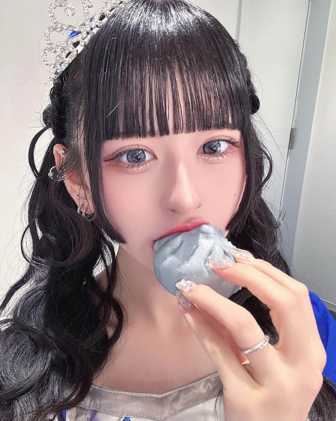 狐波ろんのインスタグラム：「いっぱい食べるろんがすき？」