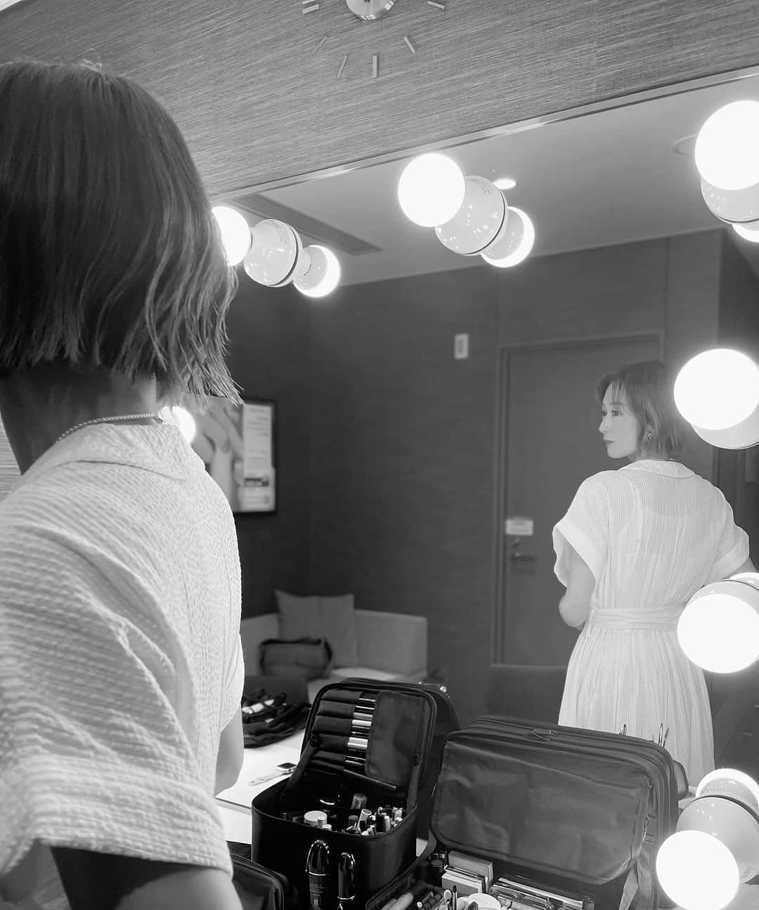大河内奈々子さんのインスタグラム写真 - (大河内奈々子Instagram)「. . 深夜の撮影。 メイクさんに助けて頂き 自分ではできないこんなヘア。  #大河内奈々子 #nanakoohkouchi」7月30日 18時46分 - nanakoohkouchi