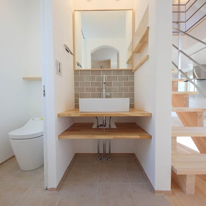 satsumahomeのインスタグラム：「お部屋の雰囲気に合わせたオリジナルの洗面化粧台🫧  ＿＿＿＿＿＿＿＿＿＿＿＿＿＿＿＿＿＿＿＿＿＿＿＿＿  「体に良くないものは使わない」  漆喰や無垢材などの自然素材だけを使って建てる。 体に安心・安全な無添加の家。 豊中市・箕面市を中心とした北摂エリアで注文住宅を建てる専門工務店です。 ＿＿＿＿＿＿＿＿＿＿＿＿＿＿＿＿＿＿＿＿＿＿＿＿＿＿ さつまのリフォーム ▷@picnicstudio_osaka さつまの不動産　 ▷@sh.fudousan さつまのLINE ▷@sh.lineinfo さつまの工事現場 ▷@sh.factories  #さつまホーム #無添加住宅 #漆喰 #無垢材 #マイホーム記録 #注文住宅 #家づくり #施工事例 #いえすたぐらむ #おうち時間を楽しむ #ルームツアー #後悔しない家づくり #工務店だからつくれる家 #こだわりの家 #高気密高断熱 #設計事務所 #HEAT20 #自然素材の家 #デザイン住宅 #シックハウス対策」