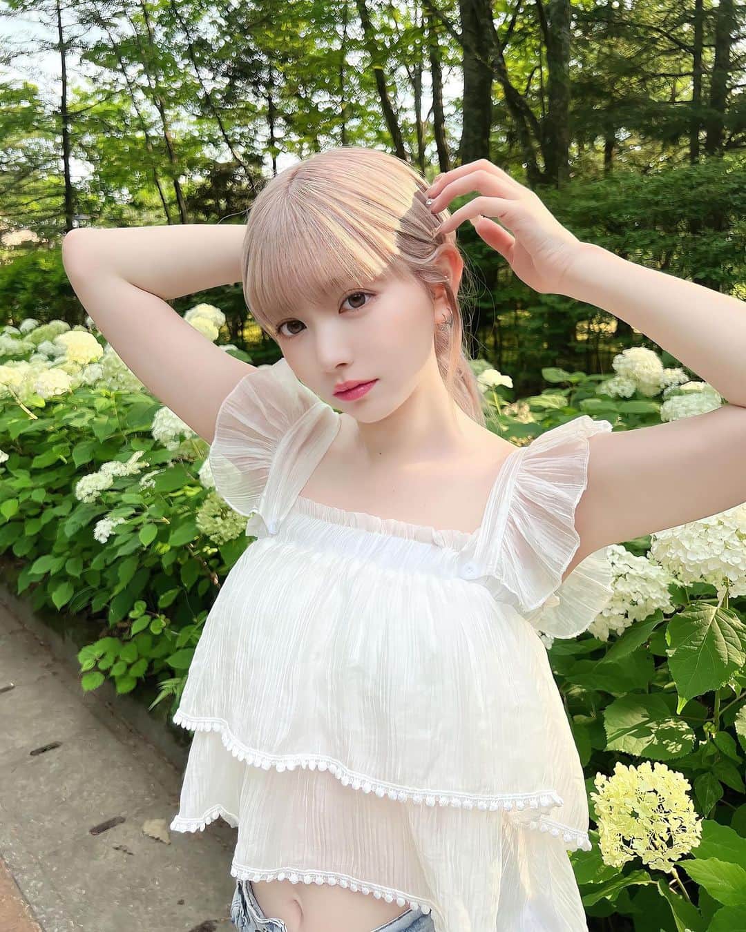 若林萌々のインスタグラム：「避暑地🌳🌳🌳」