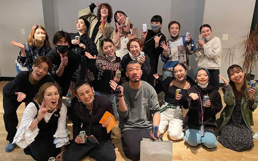 SHUNのインスタグラム：「しぃ〜ど→♩ しぃ〜ど↓♫ しぃ〜どぉ〜↑🎶  という謎の掛け声がHACHIから生まれたよww  俺としては こうない〔龍みほ）の作品で 語り部をやらせて頂けたのも とても嬉しかった  自衛隊 Bebe かれん  この3人が 無音で踊る中  谷川俊太郎さんの 「生きているということ」 の一節を朗読しました  昔から知っている3人 努力してきた事も知っている 決して楽な事だらけではない 辛い事も沢山 わかっている  自分も勿論そうだからこそ  自分で作った舞台 「蜘蛛の糸」 「lights」 でもそうだし 仕事で関わったりもそうだし スタジオでの出会いもそうだけど やはり愛が生まれるんだ  俺に出来る事なんて たかが知れている 小さな事  それしか出来ないからこそ  ふざけて面白くしたり 声をかけたり  関わろうとする  見守ろうとする  問答無用で応援する  そう生きている  だからかな この3人を見ながら 感じながら 同じ空間で 生きているという事と 語っている時は  とても込み上げるモノがあった  自衛隊のもがきを見て べべちゃんを受け止め かれんの疾走を見守ってる時  いつかなってみたい憧れの「父親」というモノになれた気がした  こうない @ryumihoryu  こうないの作品に 参加させてくれて ありがとう  HACHI @hachidaikue  こんなに期間あいちゃって なんだけど  SEEDに参加させてくれて ありがとう！  今でもはっきり感じてるけど SEEDの期間 毎日が本当に幸せで楽しかった  このメンバーだからこそだね  本当ありがと！」