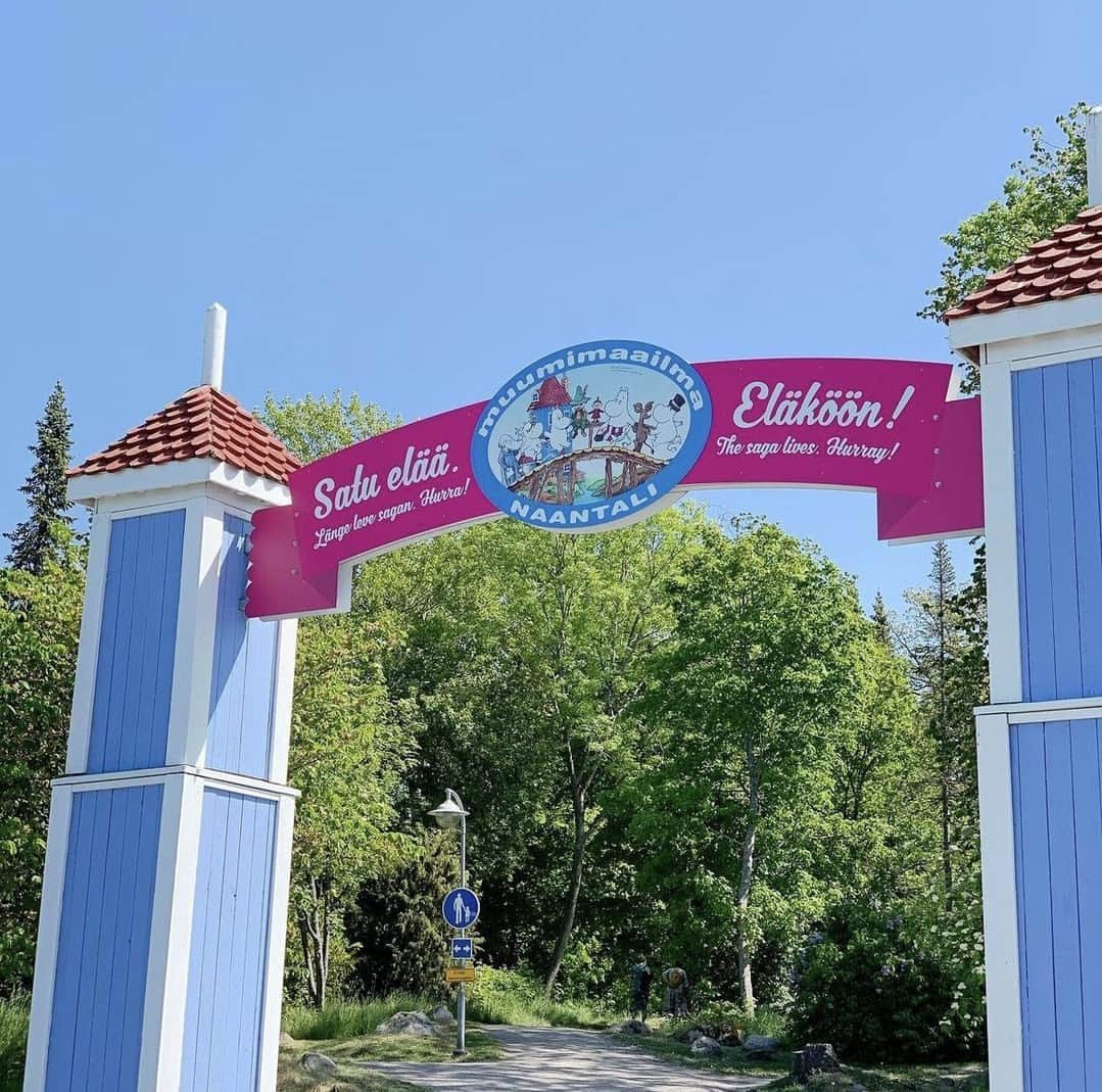 フィンランド政府観光局さんのインスタグラム写真 - (フィンランド政府観光局Instagram)「🎈ナーンタリにあるムーミンワールド。今年の夏の開園は8月20日まで。6月に開催されたMasterclass of Happiness に日本から参加したお二人は、夏の開園日初日に夢だったフィンランドのムーミンワールドを訪れたそうです。ムーミン大人気の様子、写真からも分かりますね～。   📸 @ccc01_04 ありがとうございます。🙏  #visitfinland #ourfinland #visitfinlandjp #finland #北欧旅行 #travelgram #フィンランド #フィンランド政府観光局 #北欧 #travel #ムーミン #ムーミンワールド #instatravel #travel #travelgram #travelling #traveler #旅したくなるフォト #旅行 #旅 #海外旅行 #travelphotography #旅行大好き #旅行好き #旅スタグラム #旅好き #ヨーロッパ旅行 #旅に出たい #トラベル　@moominworld_naantali #visitnaantali #moomins」7月30日 19時00分 - visitfinlandjapan