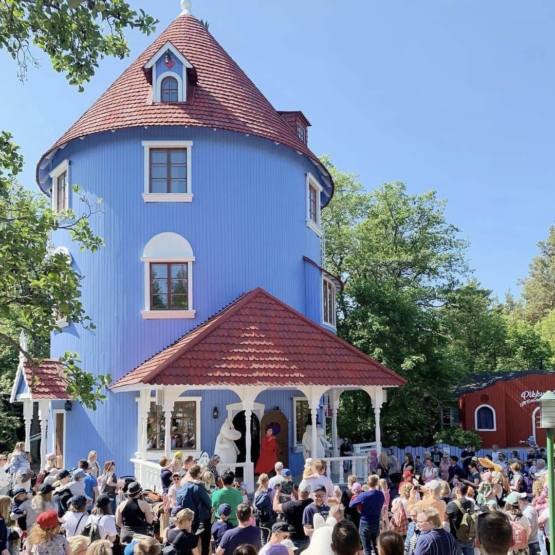 フィンランド政府観光局のインスタグラム：「🎈ナーンタリにあるムーミンワールド。今年の夏の開園は8月20日まで。6月に開催されたMasterclass of Happiness に日本から参加したお二人は、夏の開園日初日に夢だったフィンランドのムーミンワールドを訪れたそうです。ムーミン大人気の様子、写真からも分かりますね～。   📸 @ccc01_04 ありがとうございます。🙏  #visitfinland #ourfinland #visitfinlandjp #finland #北欧旅行 #travelgram #フィンランド #フィンランド政府観光局 #北欧 #travel #ムーミン #ムーミンワールド #instatravel #travel #travelgram #travelling #traveler #旅したくなるフォト #旅行 #旅 #海外旅行 #travelphotography #旅行大好き #旅行好き #旅スタグラム #旅好き #ヨーロッパ旅行 #旅に出たい #トラベル　@moominworld_naantali #visitnaantali #moomins」