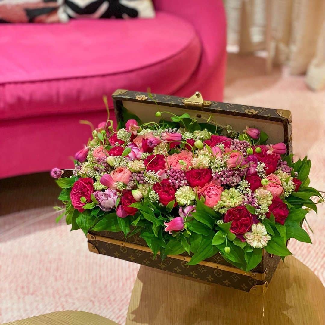 ニコライ・バーグマン・フラワーズ＆デザインさんのインスタグラム写真 - (ニコライ・バーグマン・フラワーズ＆デザインInstagram)「How do you like this @louisvuitton trunk filled with gorgeous flowers? Need one like that at home too 💐   #nicolaibergmann #flowerdesign #ニコライバーグマン」7月30日 18時52分 - nicolaibergmann