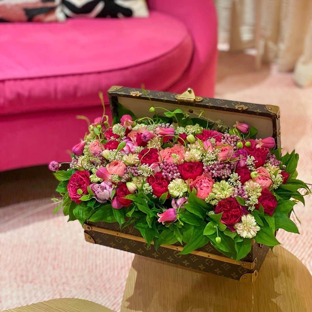 ニコライ・バーグマン・フラワーズ＆デザインのインスタグラム：「How do you like this @louisvuitton trunk filled with gorgeous flowers? Need one like that at home too 💐   #nicolaibergmann #flowerdesign #ニコライバーグマン」