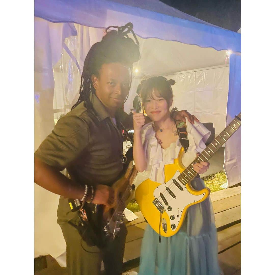 Reiさんのインスタグラム写真 - (ReiInstagram)「🌋  昨夜は #フジロック2023 FIELD OF HEAVEN にて、Cory Wongのステージにゲスト出演しました。  ご本人もバンドもお客さんも、みんなが生き生きと輝いていて夢のようでした。たくさんの声援もありがとうございました。  帰りはコリーたちとルイスコールのステージを袖からみたりも。  フジロックでコリーと共演するという、語りきれないほど贅沢な一瞬一瞬を誰かに嬉々と話したい気持ちでいっぱいです。  本当にありがとう！ そしてぜひいらっしゃた方は 感想も聴かせてください🏔️  I played w Cory and his awesome band at FUJI ROCK! What a dream come true. So thankful for the opportunity and the kind hearted team for welcoming me.  I saw Japanese fans tweeting and posting everywhere about how it was the best act they saw at FUJI and it filled my heart with joy.  Hope we get to do sth exciting again soon! Big Love!  #CoryWong #fujirock」7月30日 18時56分 - guita_rei