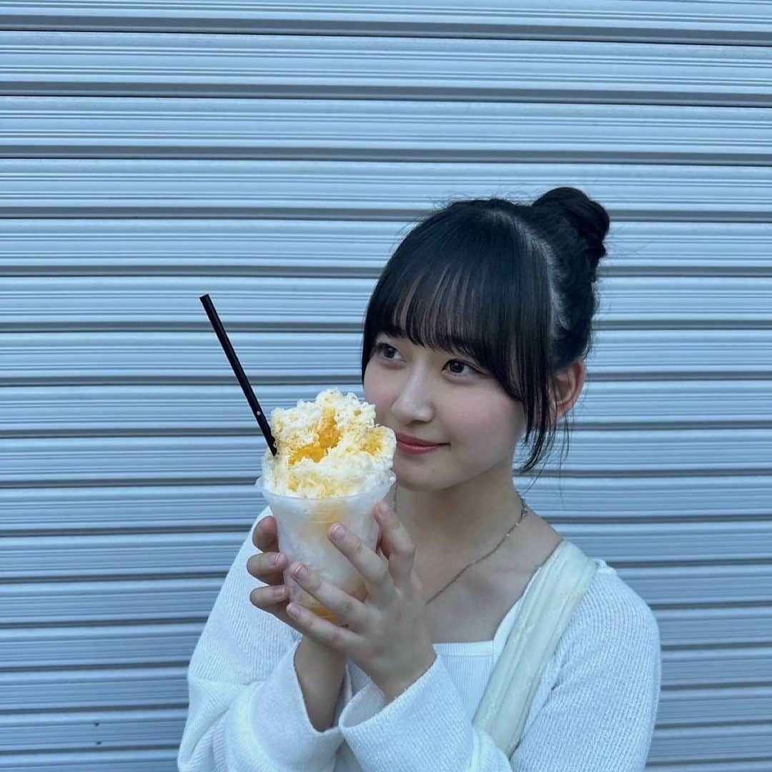 遠藤璃菜のインスタグラム：「まいあとお祭りに行ってきましたぁ  夏気分でルンルンでした🌞 写真はマンゴー練乳かき氷🥭🍧  2人で撮れたまともな写真なかった、笑   @maia_n.05」