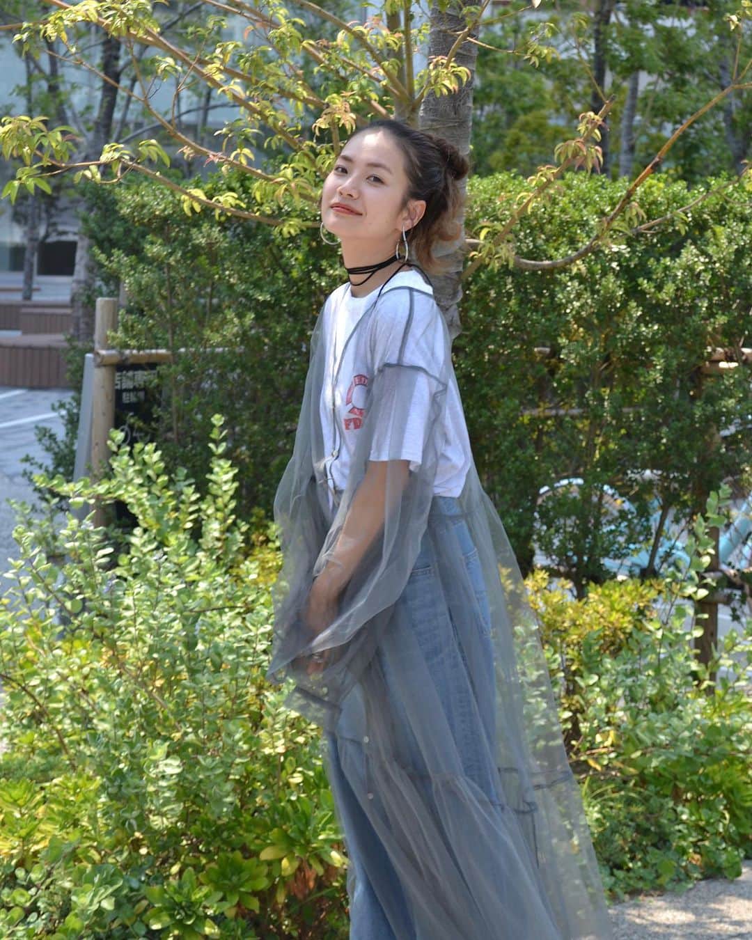のインスタグラム：「トレンドのチュール素材を使用したワンピース👗✨  @ran_tachibana_ 155cm  #スリーブボリュームチュールワンピース チャコールグレー/ベージュ ¥13,200(tax in)  レイヤードスタイルがとっても可愛いチュールワンピース✨ たっぷりとしたスリーブのボリュームはタックを施したデザインで繊細なディテールを表現。 デニムとの合わせも相性抜群です☺️  ーーーーーーーーーーーーーーーーーーーーーーーーーーーー ☑︎商品詳細は製品タグ or TOPページURLよりチェック   » @Ungrid_staffsnap  #Ungrid #ungrid_official #ungridコーデ #アングリッド #カジュアル #カジュアルコーデ #カジュアルスタイル #シンプル #シンプルコーデ #シンプルスタイル #チュール #チュールワンピース」
