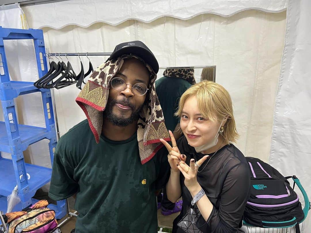 西恵利香さんのインスタグラム写真 - (西恵利香Instagram)「🌋🌞🌋FUJI ROCK 2023 👒🐝🌈 ⁡ 人生初のフジロックはなんと YONA YONA WEEKENDERSのサポートコーラスとしてでした！ @yonayonaweekenders  初日ホワイトステージ、トップバッター！ ⁡ 磯野くんの歌声、MC みんなの演奏にグッときた🥲 ⁡ 暑い中来てくれた大勢のお客さんの笑顔や歓声にもやられました🥲 ⁡ チームYYWの一員として来れたこと、 とても嬉しく光栄に思います。ありがとう👑 ⁡ ⁡ ライブを見た後、夜中にホテルまでの道のりを1人でぽつぽつ歩きながら なんだかこういうのもいいじゃん、大人になったじゃんなんて思えたり (カナブンに襲われながら👻怖) ⁡ アーティストエリアでみんなでご飯食べて涙出るほど爆笑したり ⁡ 友達一家と朝食を食べて、娘ちゃんが言った "クロワッチャン美味しいでちょ"がたまらなく可愛かったり🥐 ⁡ 素晴らしい夏の始まりだ！！！ ⁡ 8月のヨナツアーにも帯同させてもらいます 全力で歌うぞ！ ⁡ 暑すぎてエアコンの効きが悪い気がしますが 楽しんでいこうううう🏃 ⁡ ⁡ ⁡ 1.最高の景色 2.テーマカラーはブルーで揃えました(みんなかわいい) 3.友達に会えた❤️‍🔥 4.大大大好きなNxWorriesを初めてのフジで見られてKnxwledgeにも再び会えた感動、、(あたしのこと覚えててくれた😭どんな世界線！？) 5.ちなみに去年のローカルグリーンでのKnxwledgeとの🤳 6.図々しくもお邪魔したInter FMの生放送🥹CARTOONさんありがとう..！ 7.チームYYW！みんな最高！愛だ！！！ ⁡ ⁡ #YONAYONAWEEKENDERS #FUJIROCK #fujirock #nishierika #西恵利香」7月30日 19時03分 - nishierika_0111