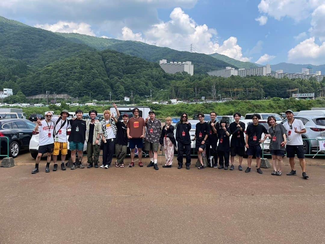 西恵利香さんのインスタグラム写真 - (西恵利香Instagram)「🌋🌞🌋FUJI ROCK 2023 👒🐝🌈 ⁡ 人生初のフジロックはなんと YONA YONA WEEKENDERSのサポートコーラスとしてでした！ @yonayonaweekenders  初日ホワイトステージ、トップバッター！ ⁡ 磯野くんの歌声、MC みんなの演奏にグッときた🥲 ⁡ 暑い中来てくれた大勢のお客さんの笑顔や歓声にもやられました🥲 ⁡ チームYYWの一員として来れたこと、 とても嬉しく光栄に思います。ありがとう👑 ⁡ ⁡ ライブを見た後、夜中にホテルまでの道のりを1人でぽつぽつ歩きながら なんだかこういうのもいいじゃん、大人になったじゃんなんて思えたり (カナブンに襲われながら👻怖) ⁡ アーティストエリアでみんなでご飯食べて涙出るほど爆笑したり ⁡ 友達一家と朝食を食べて、娘ちゃんが言った "クロワッチャン美味しいでちょ"がたまらなく可愛かったり🥐 ⁡ 素晴らしい夏の始まりだ！！！ ⁡ 8月のヨナツアーにも帯同させてもらいます 全力で歌うぞ！ ⁡ 暑すぎてエアコンの効きが悪い気がしますが 楽しんでいこうううう🏃 ⁡ ⁡ ⁡ 1.最高の景色 2.テーマカラーはブルーで揃えました(みんなかわいい) 3.友達に会えた❤️‍🔥 4.大大大好きなNxWorriesを初めてのフジで見られてKnxwledgeにも再び会えた感動、、(あたしのこと覚えててくれた😭どんな世界線！？) 5.ちなみに去年のローカルグリーンでのKnxwledgeとの🤳 6.図々しくもお邪魔したInter FMの生放送🥹CARTOONさんありがとう..！ 7.チームYYW！みんな最高！愛だ！！！ ⁡ ⁡ #YONAYONAWEEKENDERS #FUJIROCK #fujirock #nishierika #西恵利香」7月30日 19時03分 - nishierika_0111